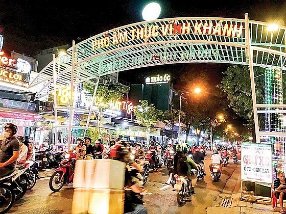 Many areas in HCMC are running a food street at night to serve tourists, boosting the growth of the night economy (Photo: SGGP) Many areas in HCMC are running a food street at night to serve tourists, boosting the growth of the night economy (Photo: SGGP)