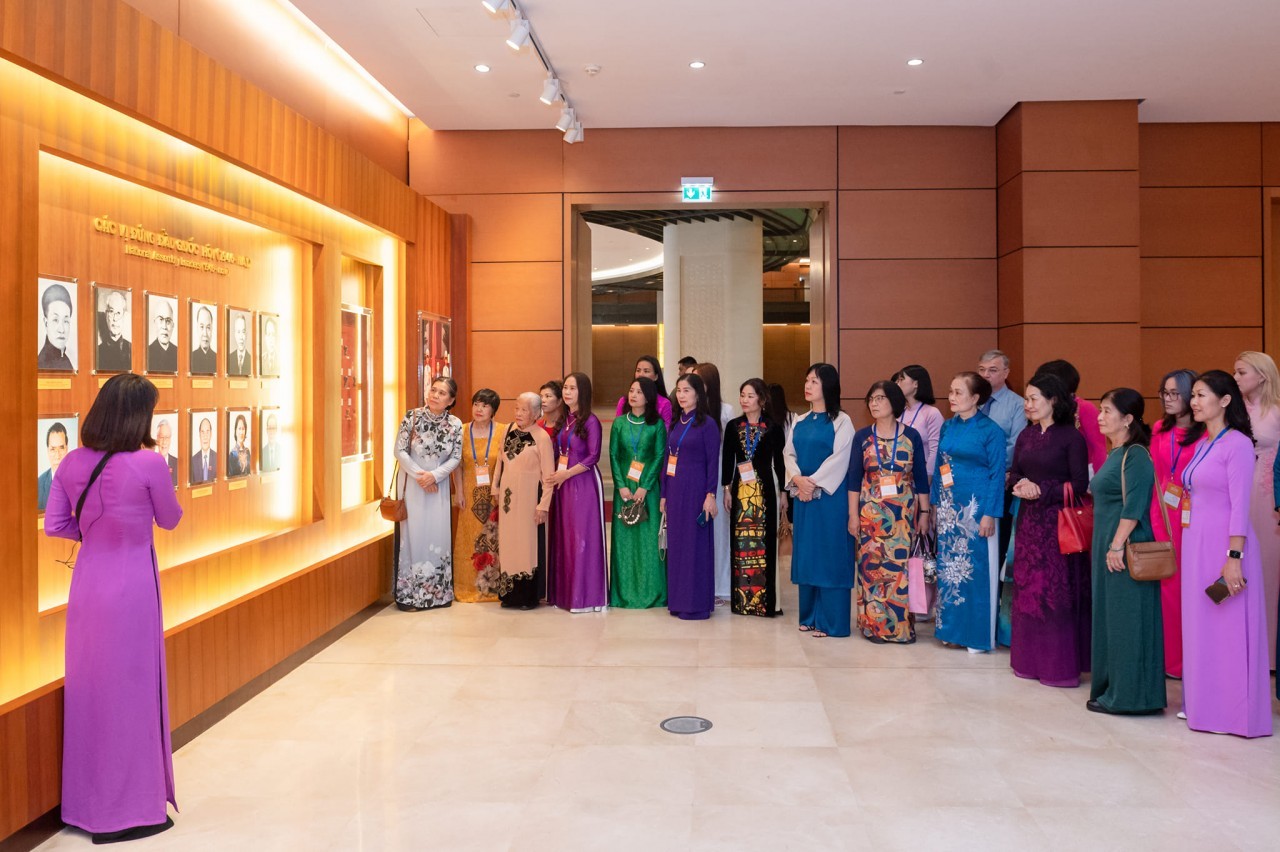 Vietnamese Women’s Forum in Europe Visits National Assembly Building in Vietnam Vietnamese Women’s Forum in Europe Visits National Assembly Building in Vietnam