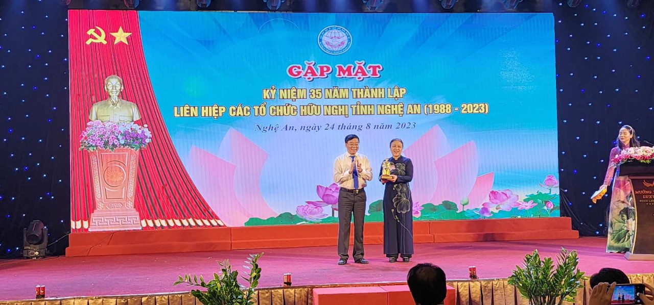 Long trọng chương trình Gặp mặt kỷ niệm 35 năm thành lập Liên hiệp các tổ chức hữu nghị tỉnh Nghệ An Long trọng chương trình Gặp mặt kỷ niệm 35 năm thành lập Liên hiệp các tổ chức hữu nghị tỉnh Nghệ An