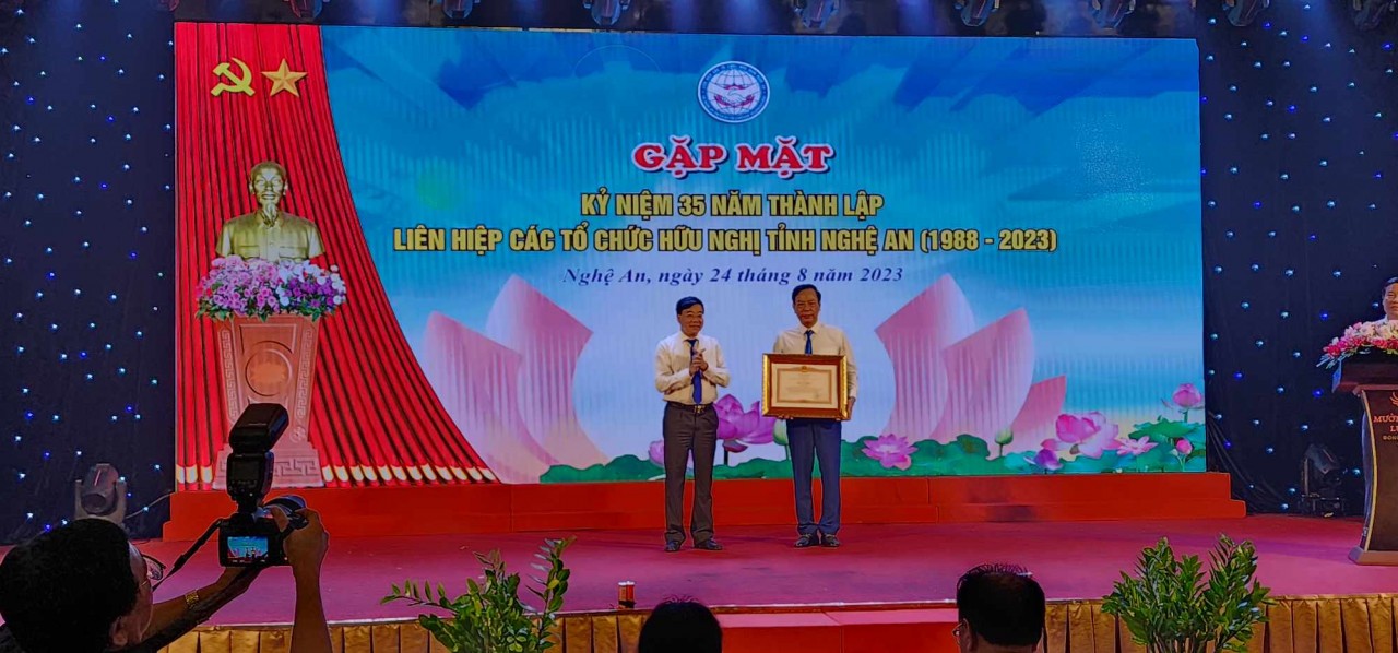 Long trọng chương trình Gặp mặt kỷ niệm 35 năm thành lập Liên hiệp các tổ chức hữu nghị tỉnh Nghệ An Long trọng chương trình Gặp mặt kỷ niệm 35 năm thành lập Liên hiệp các tổ chức hữu nghị tỉnh Nghệ An