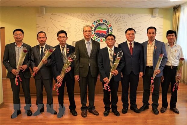 Trao tặng huy hiệu 30, 40 năm tuổi Đảng cho các đảng viên tại Kazan | Người Việt bốn phương | Vietnam+ (VietnamPlus) Trao tặng huy hiệu 30, 40 năm tuổi Đảng cho các đảng viên tại Kazan | Người Việt bốn phương | Vietnam+ (VietnamPlus)