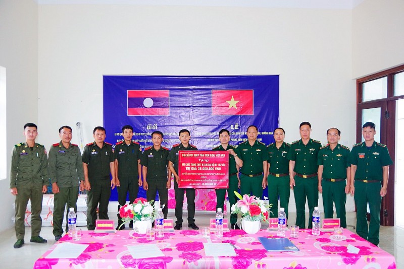 Bộ đội Biên phòng Điện Biên tặng quà cho Biên phòng Lào Bộ đội Biên phòng Điện Biên tặng quà cho Biên phòng Lào