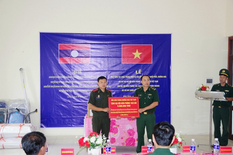 Bộ đội Biên phòng Điện Biên tặng quà cho Biên phòng Lào Bộ đội Biên phòng Điện Biên tặng quà cho Biên phòng Lào