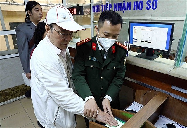 An official of the Vietnam Immigration Department guides a citizen to conduct procedures for a passport in Hanoi. Photo: VNS An official of the Vietnam Immigration Department guides a citizen to conduct procedures for a passport in Hanoi. Photo: VNS