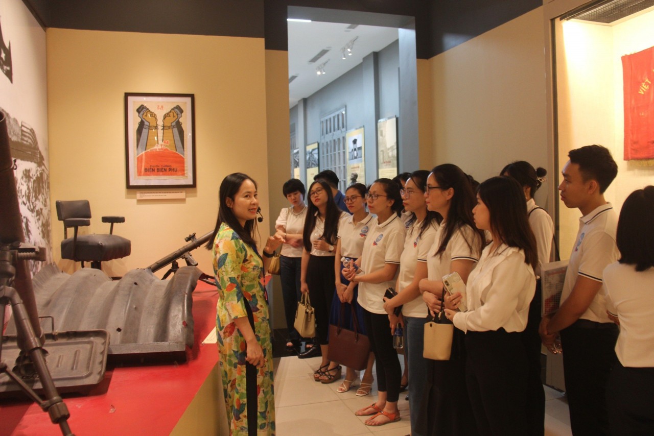 Thanh niên VUFO thăm bảo tàng, giới thiệu sách nhân kỷ niệm ngày Quốc khánh 2/9 Thanh niên VUFO thăm bảo tàng, giới thiệu sách nhân kỷ niệm ngày Quốc khánh 2/9