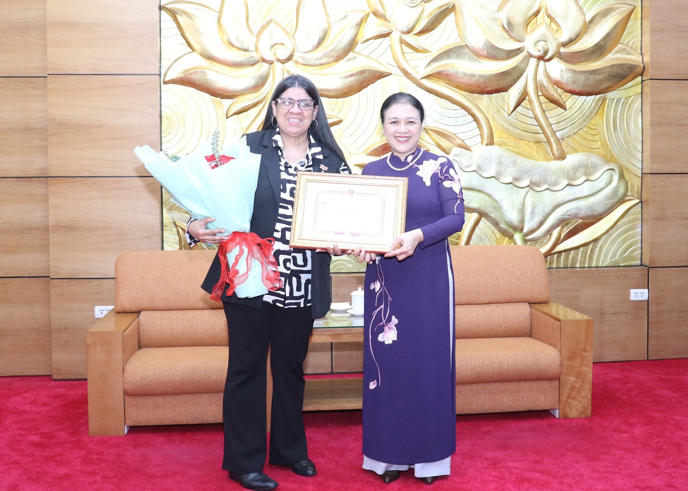 Vinh danh đóng góp của Đại sứ Tatiana Pugh Moreno trong việc thúc đẩy tình đoàn kết, hữu nghị Việt Nam - Venezuela Vinh danh đóng góp của Đại sứ Tatiana Pugh Moreno trong việc thúc đẩy tình đoàn kết, hữu nghị Việt Nam - Venezuela