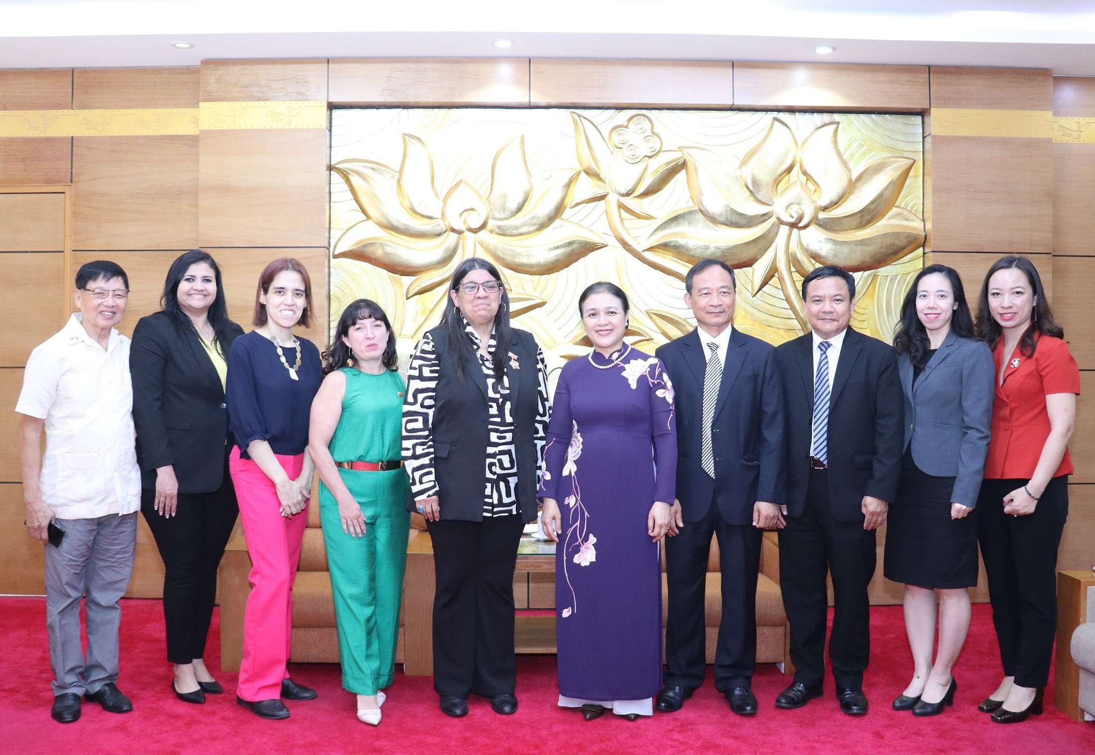Vinh danh đóng góp của Đại sứ Tatiana Pugh Moreno trong việc thúc đẩy tình đoàn kết, hữu nghị Việt Nam - Venezuela Vinh danh đóng góp của Đại sứ Tatiana Pugh Moreno trong việc thúc đẩy tình đoàn kết, hữu nghị Việt Nam - Venezuela