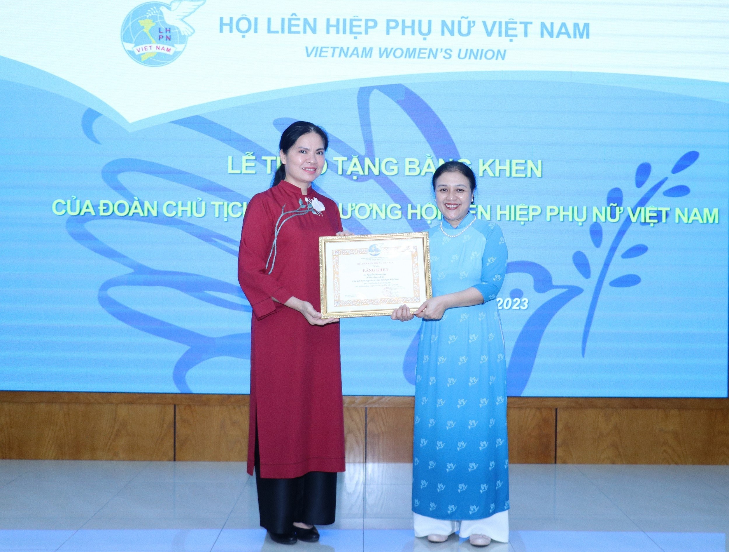 Chủ tịch Hội Liên hiệp Phụ nữ Việt Nam Hà Thị Nga (bìa trái) trao tặng Bằng khen của Trung ương Hội cho Đại sứ Nguyễn Phương Nga, Chủ tịch Liên hiệp các tổ chức hữu nghị Việt Nam (Ảnh: Thu Hà). Chủ tịch Hội Liên hiệp Phụ nữ Việt Nam Hà Thị Nga (bìa trái) trao tặng Bằng khen của Trung ương Hội cho Đại sứ Nguyễn Phương Nga, Chủ tịch Liên hiệp các tổ chức hữu nghị Việt Nam (Ảnh: Thu Hà).