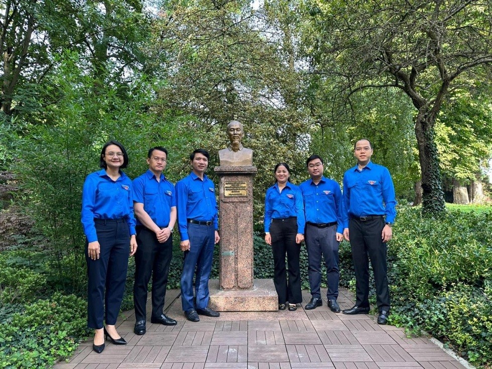 Vietnam's Delegation Visits President Ho Chi Minh’s Monument in French City Vietnam's Delegation Visits President Ho Chi Minh’s Monument in French City