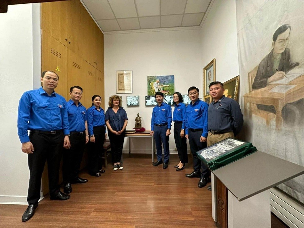 Vietnam's Delegation Visits President Ho Chi Minh’s Monument in French City Vietnam's Delegation Visits President Ho Chi Minh’s Monument in French City