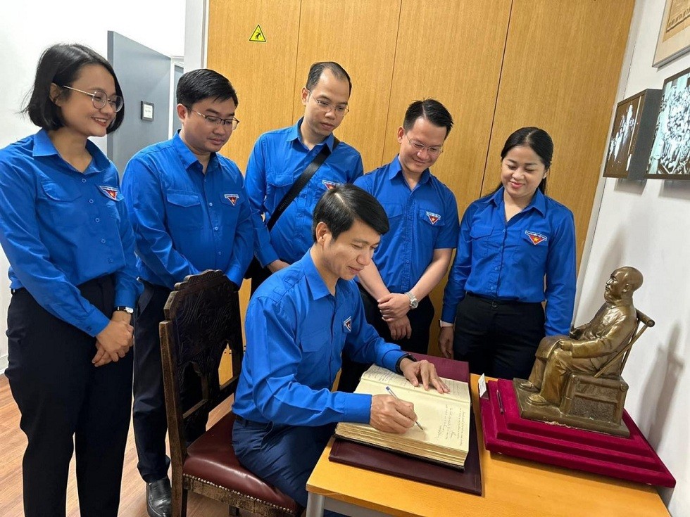 Vietnam's Delegation Visits President Ho Chi Minh’s Monument in French City Vietnam's Delegation Visits President Ho Chi Minh’s Monument in French City