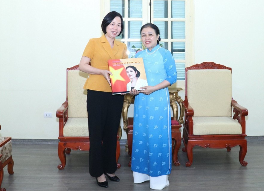 Ambassador Nguyen Phuong Nga's Contribution to Equality And Development of Vietnamese Women Ambassador Nguyen Phuong Nga's Contribution to Equality And Development of Vietnamese Women