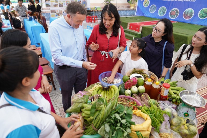 Phụ nữ Vân Kiều vươn lên thoát nghèo nhờ mô hình sao sấy măng A Ho