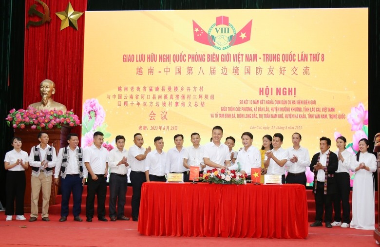 Nghĩa tình biên giới: cùng xóa đói, giảm nghèo, cùng bảo vệ đường biên, mốc giới Nghĩa tình biên giới: cùng xóa đói, giảm nghèo, cùng bảo vệ đường biên, mốc giới
