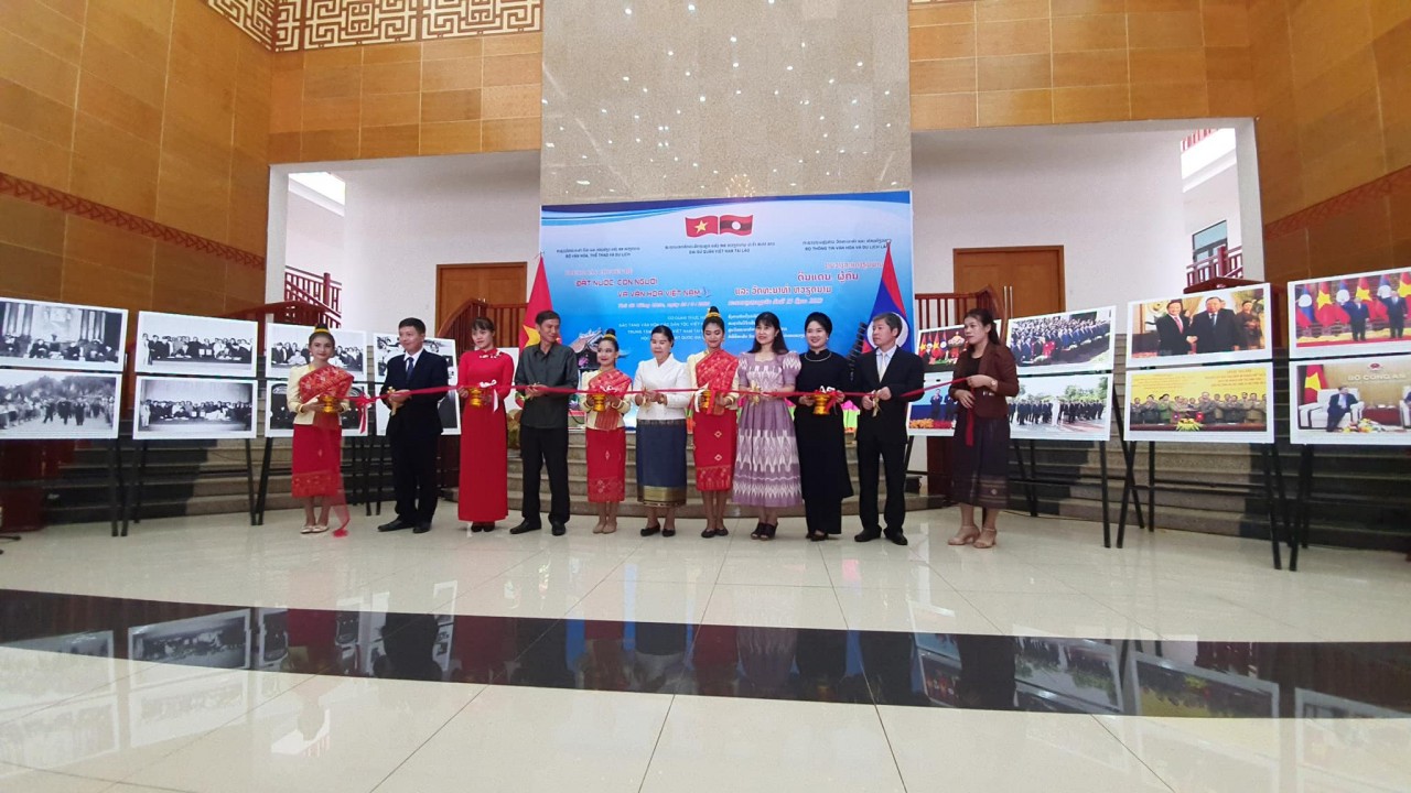 Triển lãm trưng bày “Đất nước, con người và văn hóa Việt Nam” tại Lào Triển lãm trưng bày “Đất nước, con người và văn hóa Việt Nam” tại Lào