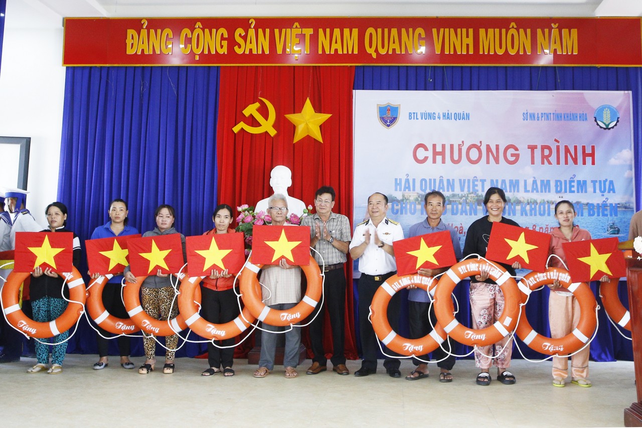 Vùng 4 tặng quà và khám bệnh, cấp thuốc cho ngư dân tỉnh Khánh Hòa Vùng 4 tặng quà và khám bệnh, cấp thuốc cho ngư dân tỉnh Khánh Hòa