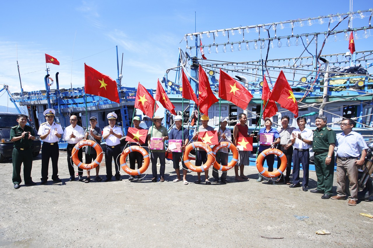 Vùng 4 tặng quà và khám bệnh, cấp thuốc cho ngư dân tỉnh Khánh Hòa Vùng 4 tặng quà và khám bệnh, cấp thuốc cho ngư dân tỉnh Khánh Hòa