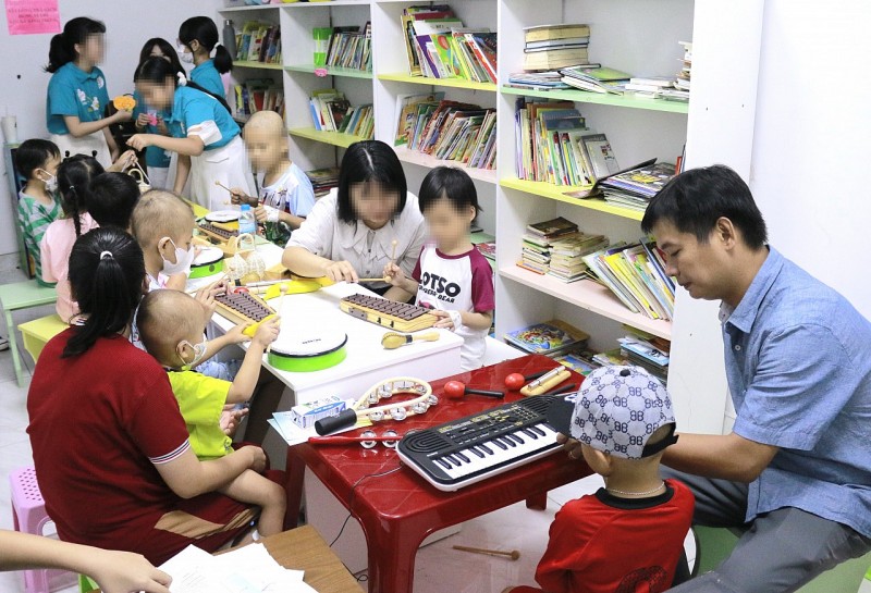 Mang âm nhạc đến với bệnh nhi ung thư Mang âm nhạc đến với bệnh nhi ung thư