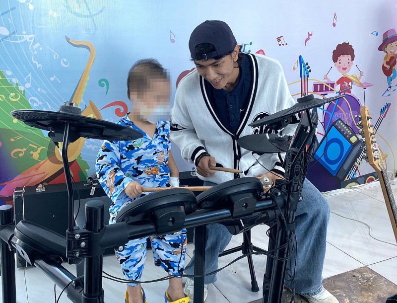 Mang âm nhạc đến với bệnh nhi ung thư Mang âm nhạc đến với bệnh nhi ung thư
