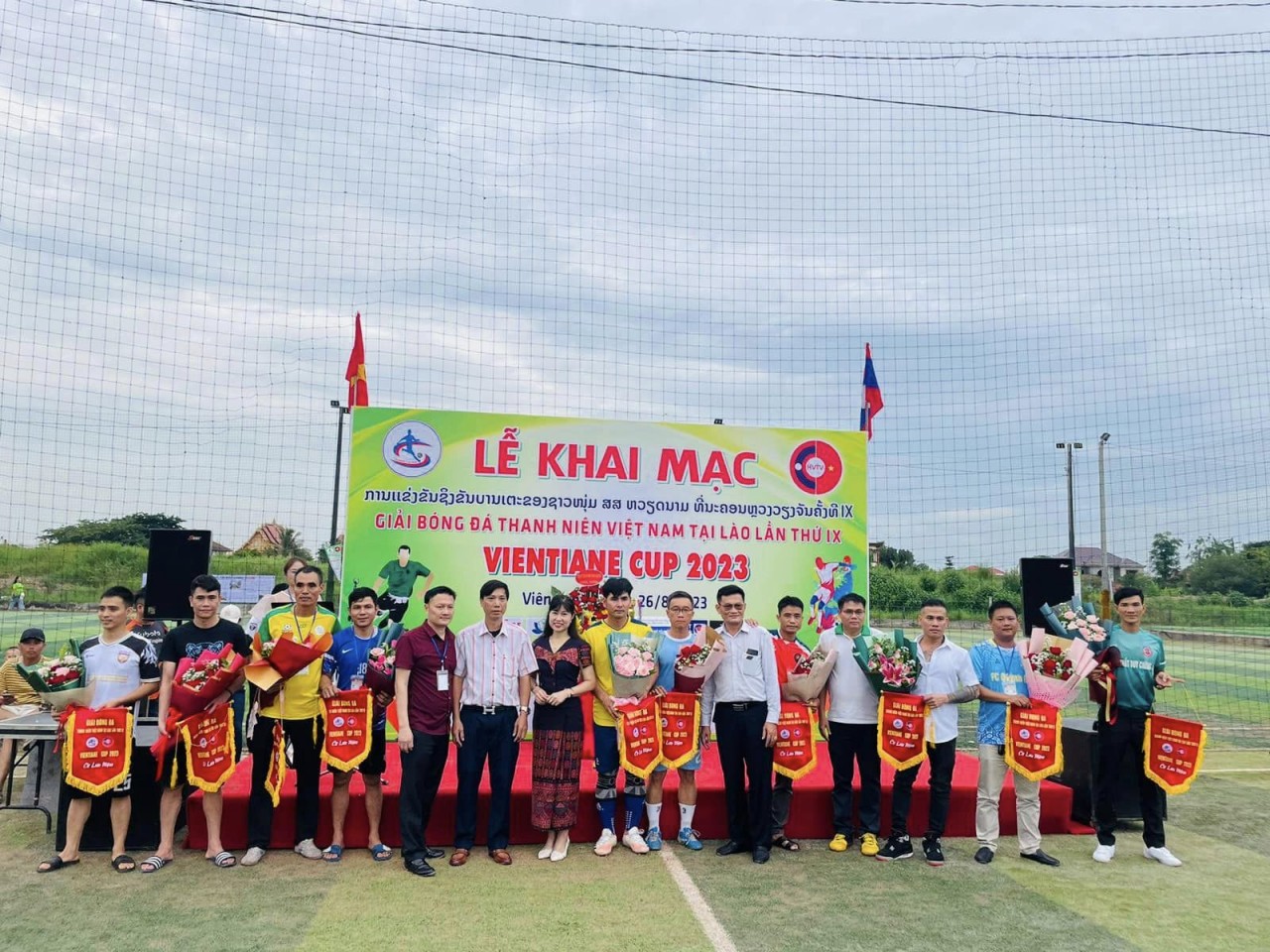 Tưng bừng giải cầu lông, bóng đá của người Việt tại Lào Tưng bừng giải cầu lông, bóng đá của người Việt tại Lào