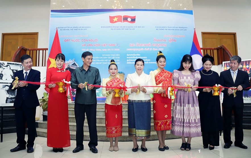 An exhibition on Vietnam, its people and culture opened in Vientiane, Laos, on August 25, on the occasion of the 61st anniversary of Vietnam-Laos diplomatic ties and the 46th anniversary of the signing of the Vietnam-Laos Treaty of Amity and Cooperation.  Co-hosted by the Vietnam Museum of Ethnology and the Vietnam Culture Centre in Laos, the month-long event displays over 200 artifacts, photos and materials featuring the beautiful images of Vietnam as well as its nature and people, and the unity in diversity of the traditional cultures of 54 Vietnamese ethnic groups.  They also depict the great friendship, special solidarity, and comprehensive cooperation between the Parties, States, and people of both countries over the past six decades.  The event is expected to help the people of both countries, especially the young generations, gain a deeper understanding of Vietnam and the bilateral special relationship. Photo: VNA