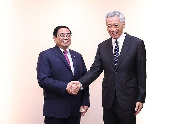 Prime Minister Pham Minh Chinh (left) and his Singaporean counterpart Lee Hsien Loong at their meeting ahead of the ASEAN-US Special Summit in the US. (Photo: VNA) 