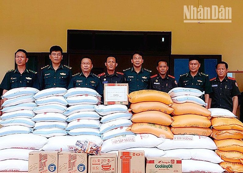 Tặng gạo cho lực lượng bảo vệ biên giới nước bạn Lào Tặng gạo cho lực lượng bảo vệ biên giới nước bạn Lào ảnh 1
