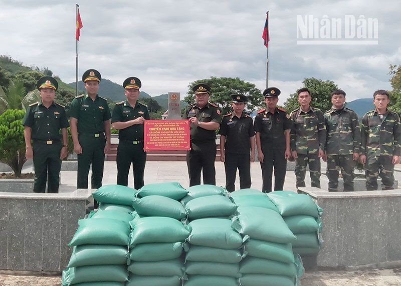 Tặng gạo cho lực lượng bảo vệ biên giới nước bạn Lào Tặng gạo cho lực lượng bảo vệ biên giới nước bạn Lào