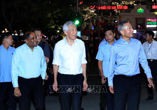 Thủ tướng Singapore thưởng thức ẩm thực, đi dạo phố đi bộ Hồ Hoàn Kiếm Chú thích ảnh