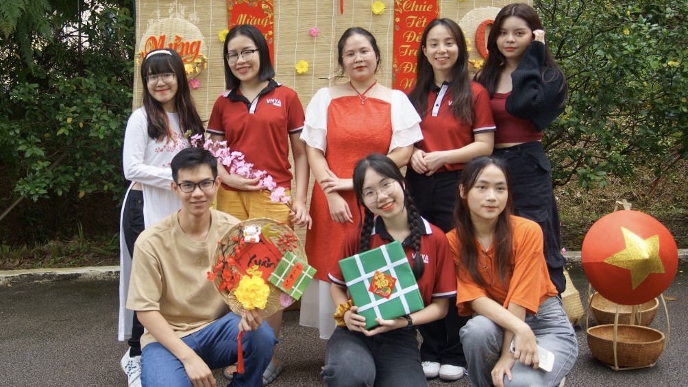 Người gắn kết hoa sen và phong lan trên logo quan hệ Việt Nam - Singapore