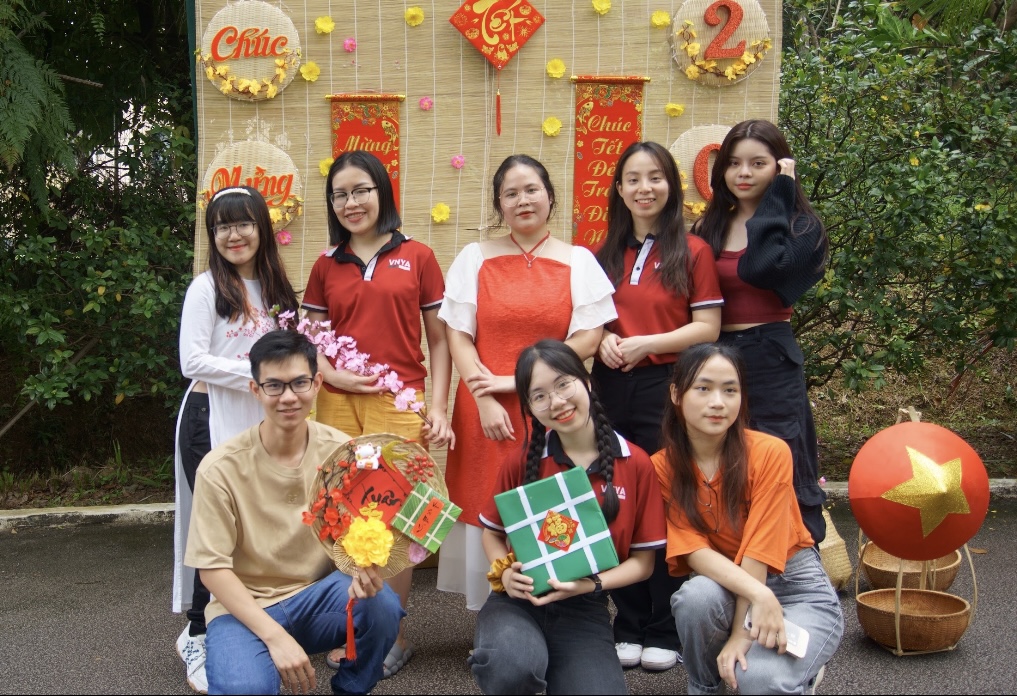 Lê Thanh Hồng (giữa, hàng đầu) cùng các bạn trong Hội sinh viên Việt Nam tại Singapore trong sự kiện Tết xa mà gần (Ảnh: NVCC). Lê Thanh Hồng (giữa, hàng đầu) cùng các bạn trong Hội sinh viên Việt Nam tại Singapore trong sự kiện Tết xa mà gần (Ảnh: NVCC).