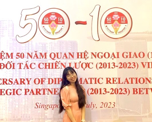 Người gắn kết hoa sen và phong lan trên logo quan hệ Việt Nam - Singapore Người gắn kết hoa sen và phong lan trên logo quan hệ Việt Nam - Singapore