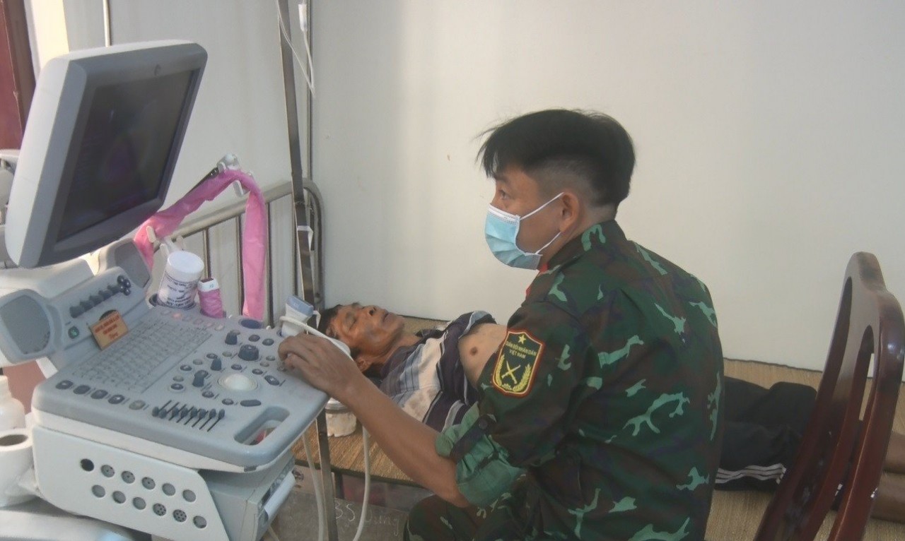 Bệnh xá đảo Phan Vinh cấp cứu ngư dân gặp nạn trên biển Bệnh xá đảo Phan Vinh cấp cứu ngư dân gặp nạn trên biển