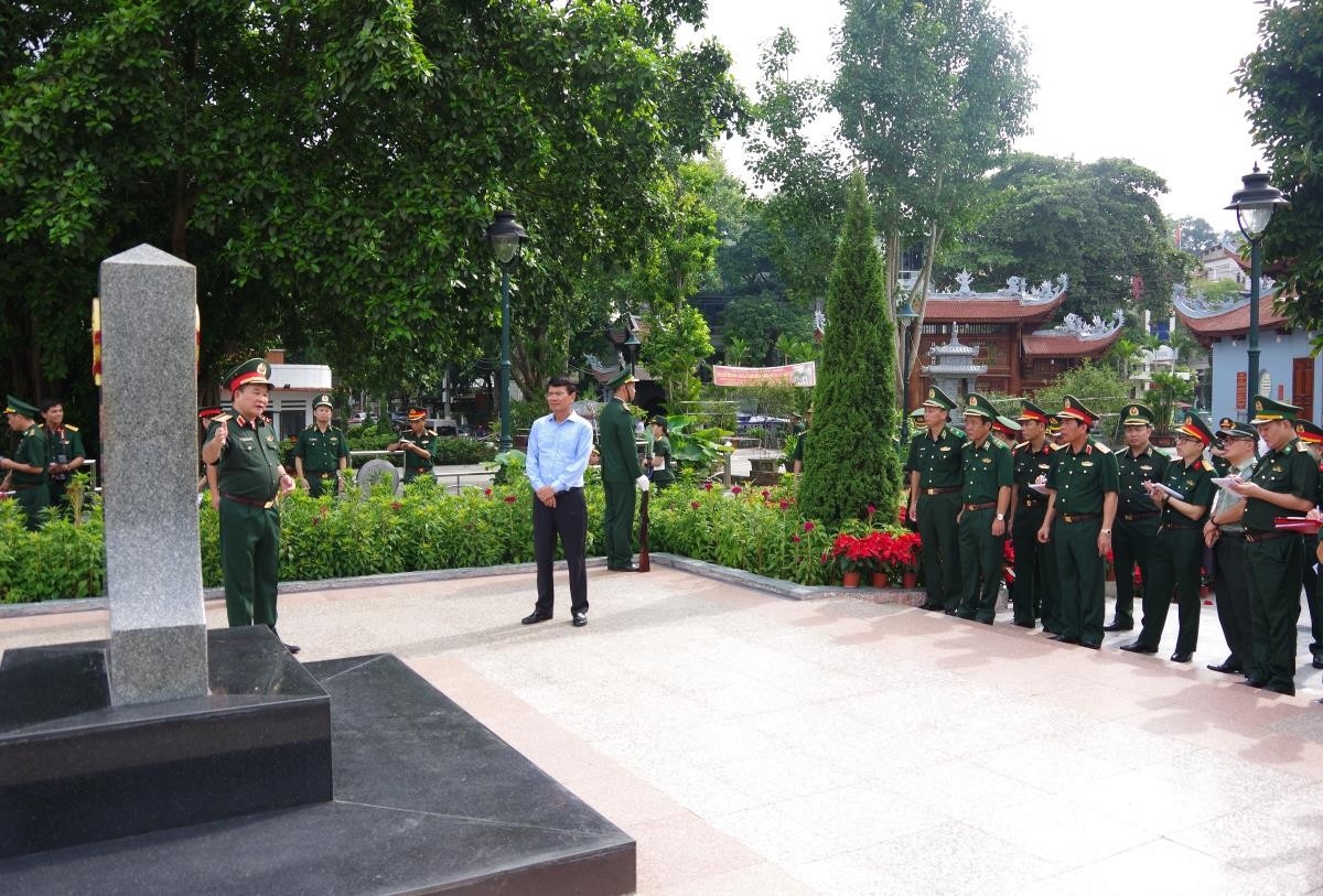 đoàn công tác kiểm tra công tác luyện tập nội dung chào và tô son cột mốc chủ quyền tại khu vực cửa khẩu quốc tế Lào Cai