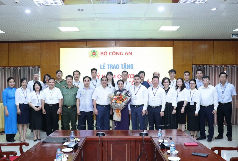 Bộ Công an vinh danh đóng góp của Đại sứ Nguyễn Phương Nga trong sự nghiệp bảo vệ an ninh tổ quốc Bộ Công an vinh danh đóng góp của Đại sứ Nguyễn Phương Nga trong sự nghiệp bảo vệ an ninh tổ quốc