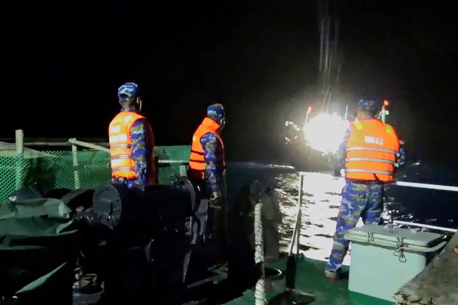 Tàu Trường Sa 22 cứu hộ tàu cá ngư dân gặp nạn trên biển Chú thích ảnh
