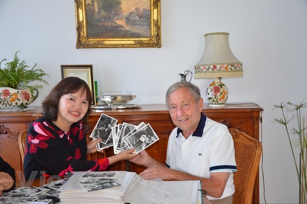 Ông Jean Marie Jacquemin tặng Bảo tàng Báo chí Việt Nam một bộ sưu tập ảnh bưu thiếp mô tả quy trình sản xuất tờ báo Le Monde. (Ảnh: Ngọc Hiệp/TTXVN) Ông Jean Marie Jacquemin tặng Bảo tàng Báo chí Việt Nam một bộ sưu tập ảnh bưu thiếp mô tả quy trình sản xuất tờ báo Le Monde. (Ảnh: Ngọc Hiệp/TTXVN)