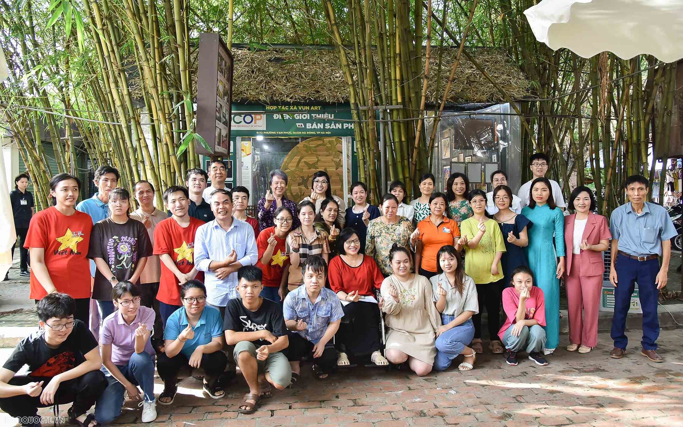 Phu nhân Thủ tướng Việt Nam và Singapore trải nghiệm làm tranh ghép vải tại Vụn Art Phu nhân Thủ tướng Việt Nam và Singapore trải nghiệm làm tranh ghép vải tại Vụn Art