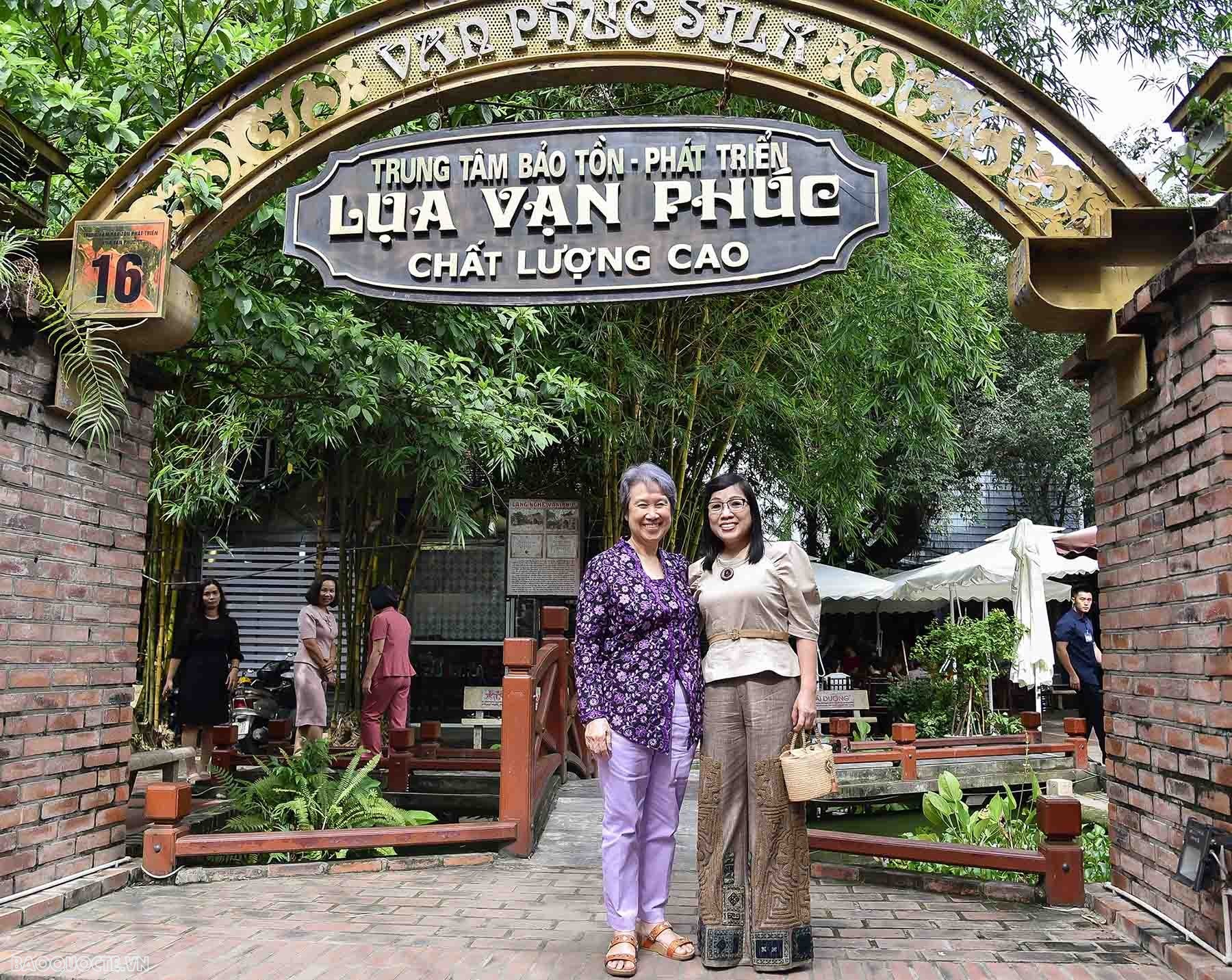 Phu nhân Thủ tướng Việt Nam và Singapore trải nghiệm làm tranh ghép vải tại Vụn Art Phu nhân Thủ tướng Việt Nam và Singapore trải nghiệm làm tranh ghép vải tại Vụn Art