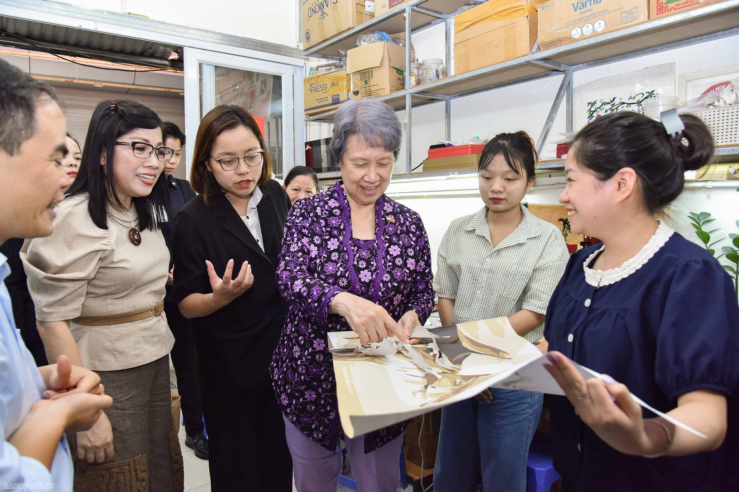 Phu nhân Thủ tướng Việt Nam và Singapore trải nghiệm làm tranh ghép vải tại Vụn Art Phu nhân Thủ tướng Việt Nam và Singapore trải nghiệm làm tranh ghép vải tại Vụn Art