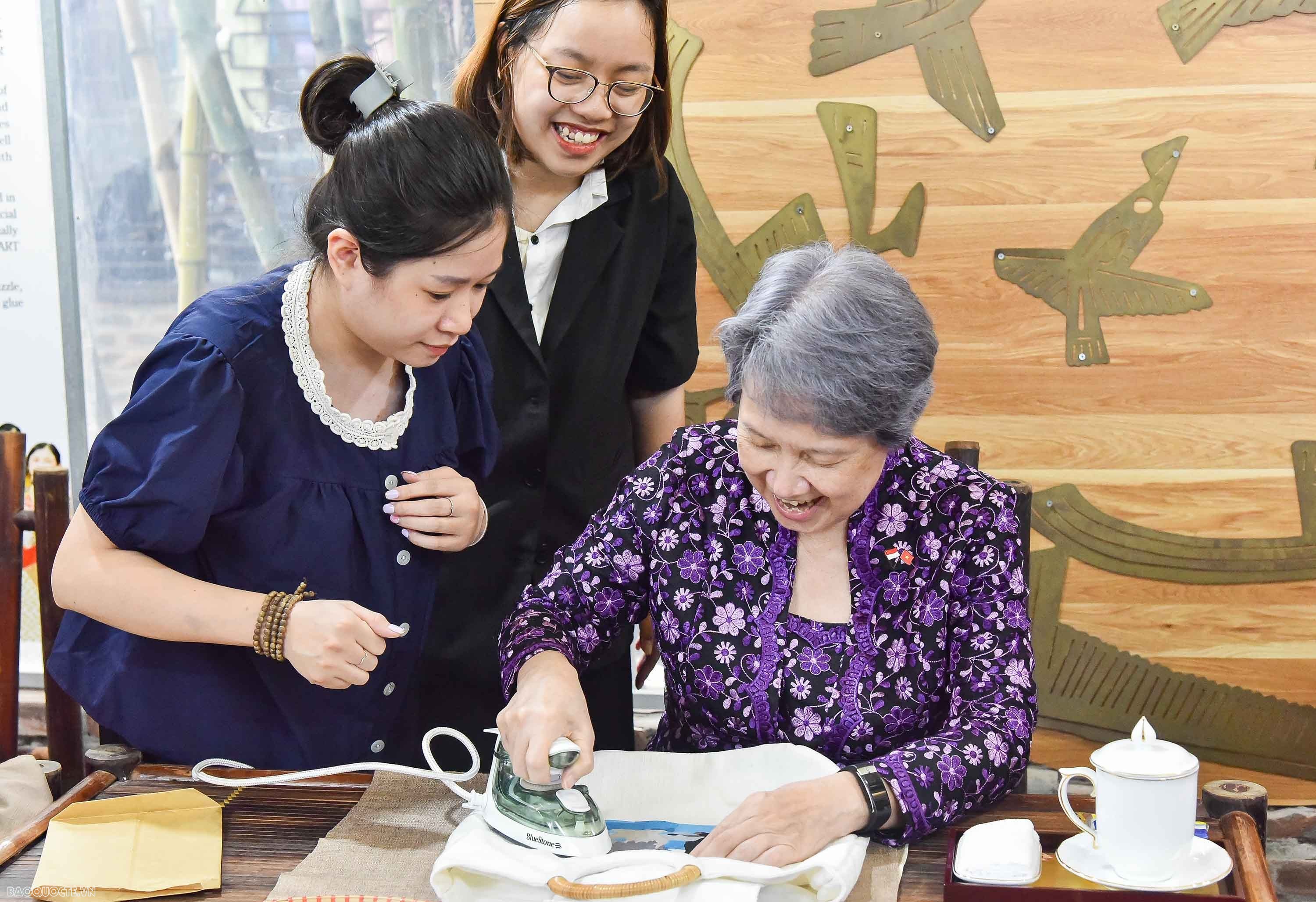 Phu nhân Thủ tướng Việt Nam và Singapore trải nghiệm làm tranh ghép vải tại Vụn Art Phu nhân Thủ tướng Việt Nam và Singapore trải nghiệm làm tranh ghép vải tại Vụn Art
