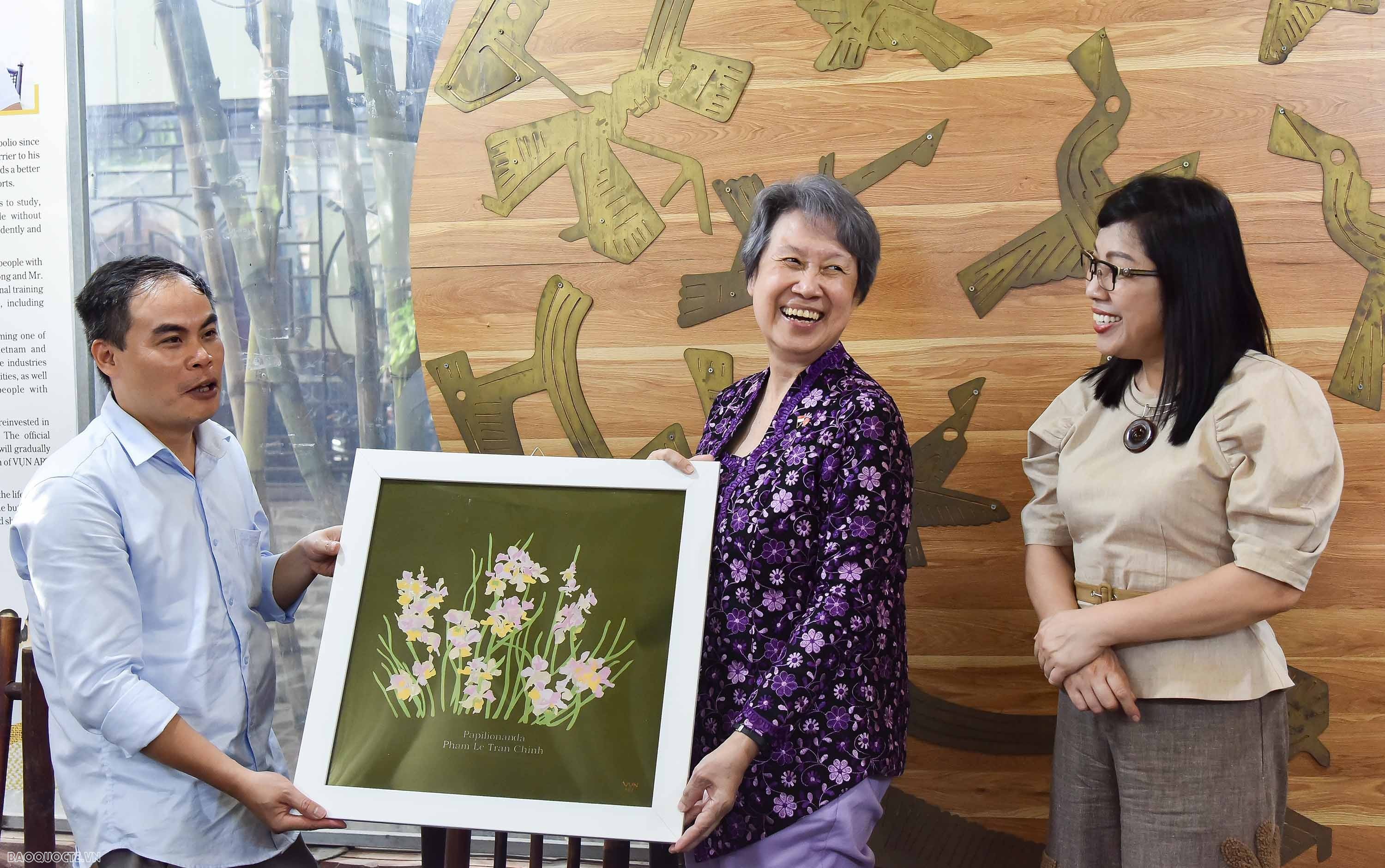 Phu nhân Thủ tướng Việt Nam và Singapore trải nghiệm làm tranh ghép vải tại Vụn Art Phu nhân Thủ tướng Việt Nam và Singapore trải nghiệm làm tranh ghép vải tại Vụn Art