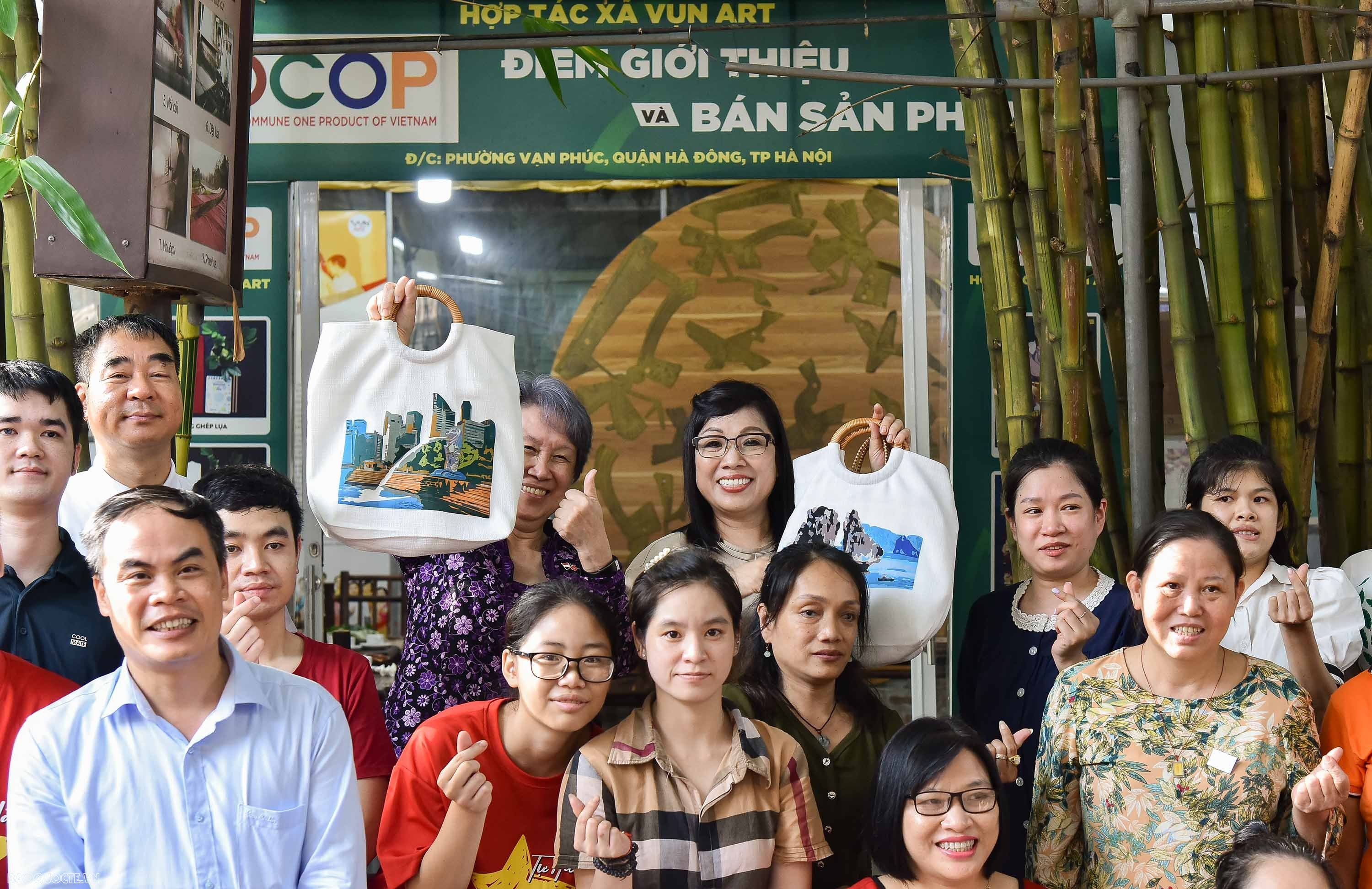 Phu nhân Thủ tướng Việt Nam và Singapore trải nghiệm làm tranh ghép vải tại Vụn Art Phu nhân Thủ tướng Việt Nam và Singapore trải nghiệm làm tranh ghép vải tại Vụn Art