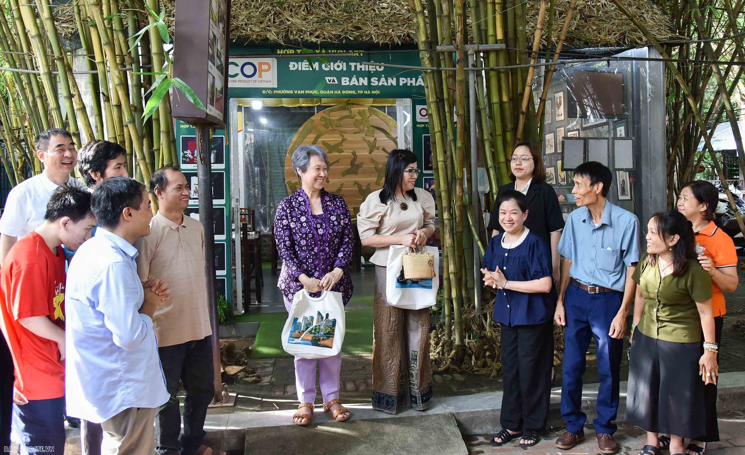 Phu nhân Thủ tướng Việt Nam và Singapore trải nghiệm làm tranh ghép vải tại Vụn Art Phu nhân Thủ tướng Việt Nam và Singapore trải nghiệm làm tranh ghép vải tại Vụn Art