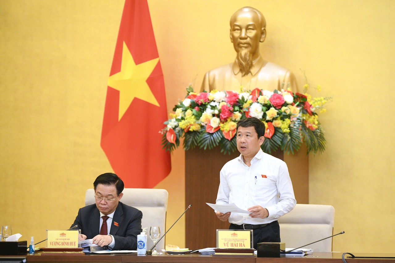 Chủ nhiệm Ủy ban Đối ngoại Vũ Hải Hà báo cáo tổng thể về công tác chuẩn bị tổ chức Hội nghị Nghị sĩ trẻ toàn cầu lần thứ 9 (Ảnh: Báo Quốc hội) Chủ nhiệm Ủy ban Đối ngoại Vũ Hải Hà báo cáo tổng thể về công tác chuẩn bị tổ chức Hội nghị Nghị sĩ trẻ toàn cầu lần thứ 9 (Ảnh: Báo Quốc hội)