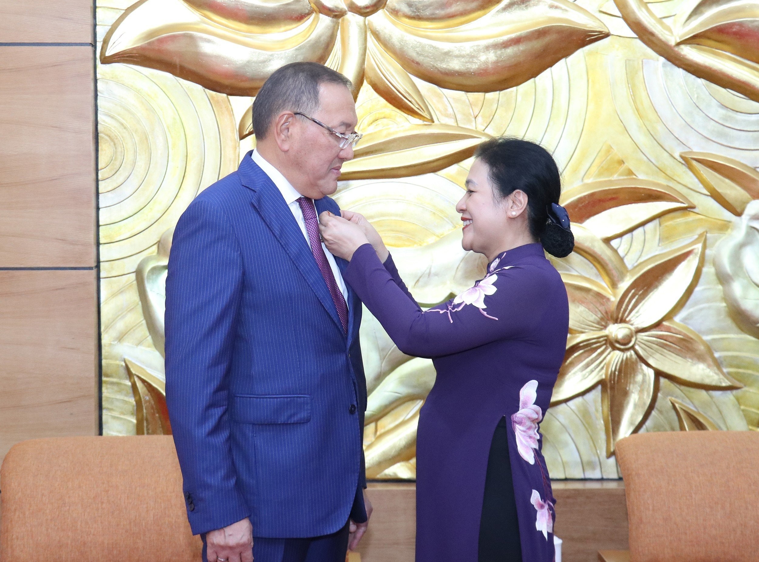 Vinh danh đóng góp của Đại sứ Yerlan Baizhanov trong việc thúc đẩy quan hệ hữu nghị Việt Nam - Kazakhstan Vinh danh đóng góp của Đại sứ Yerlan Baizhanov trong việc thúc đẩy quan hệ hữu nghị Việt Nam - Kazakhstan
