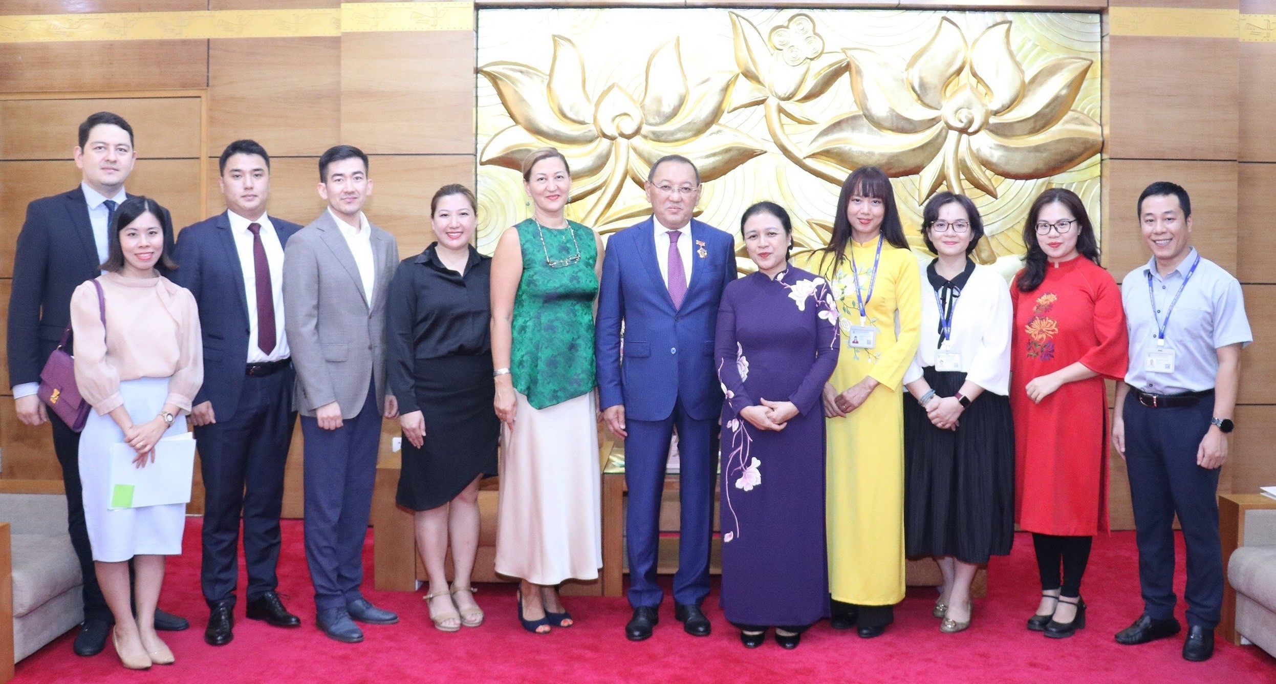 Vinh danh đóng góp của Đại sứ Yerlan Baizhanov trong việc thúc đẩy quan hệ hữu nghị Việt Nam - Kazakhstan Vinh danh đóng góp của Đại sứ Yerlan Baizhanov trong việc thúc đẩy quan hệ hữu nghị Việt Nam - Kazakhstan