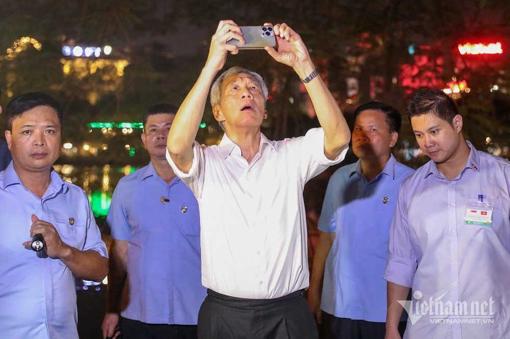 Singaporean Prime Minister Lee Hsien Loong Strolls Around Hanoi' Streets, Tries Local Food Singaporean Prime Minister Lee Hsien Loong Strolls Around Hanoi' Streets, Tries Local Food