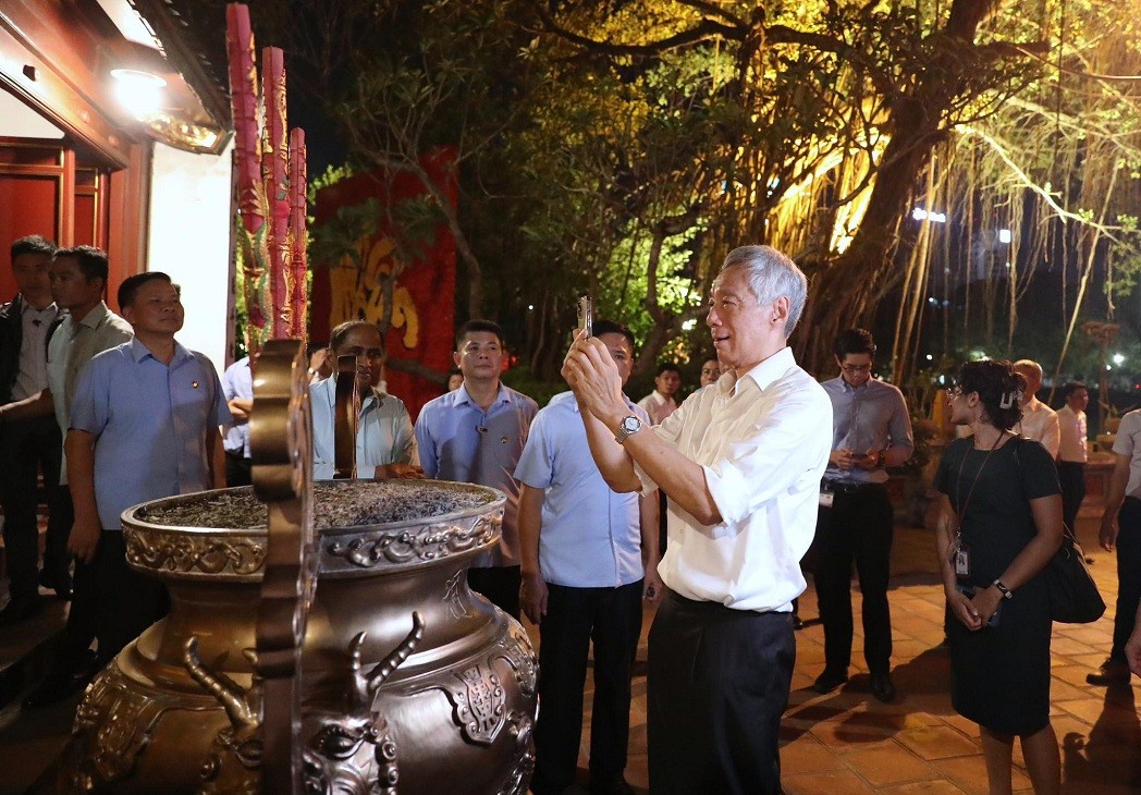 Singaporean Prime Minister Lee Hsien Loong Strolls Around Hanoi' Streets, Tries Local Food Singaporean Prime Minister Lee Hsien Loong Strolls Around Hanoi' Streets, Tries Local Food