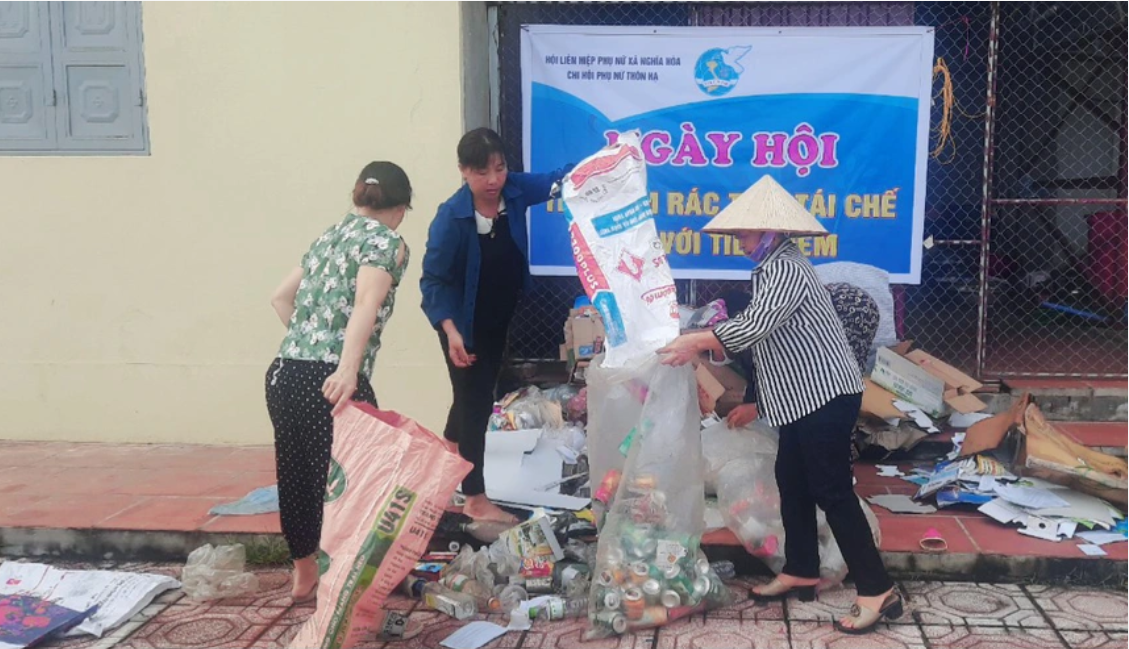 Vai trò của phụ nữ trong quản lý rác thải nhựa ở cấp hộ gia đình và cộng đồng